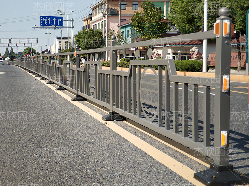 道路護(hù)欄生產(chǎn)廠家如何選擇？